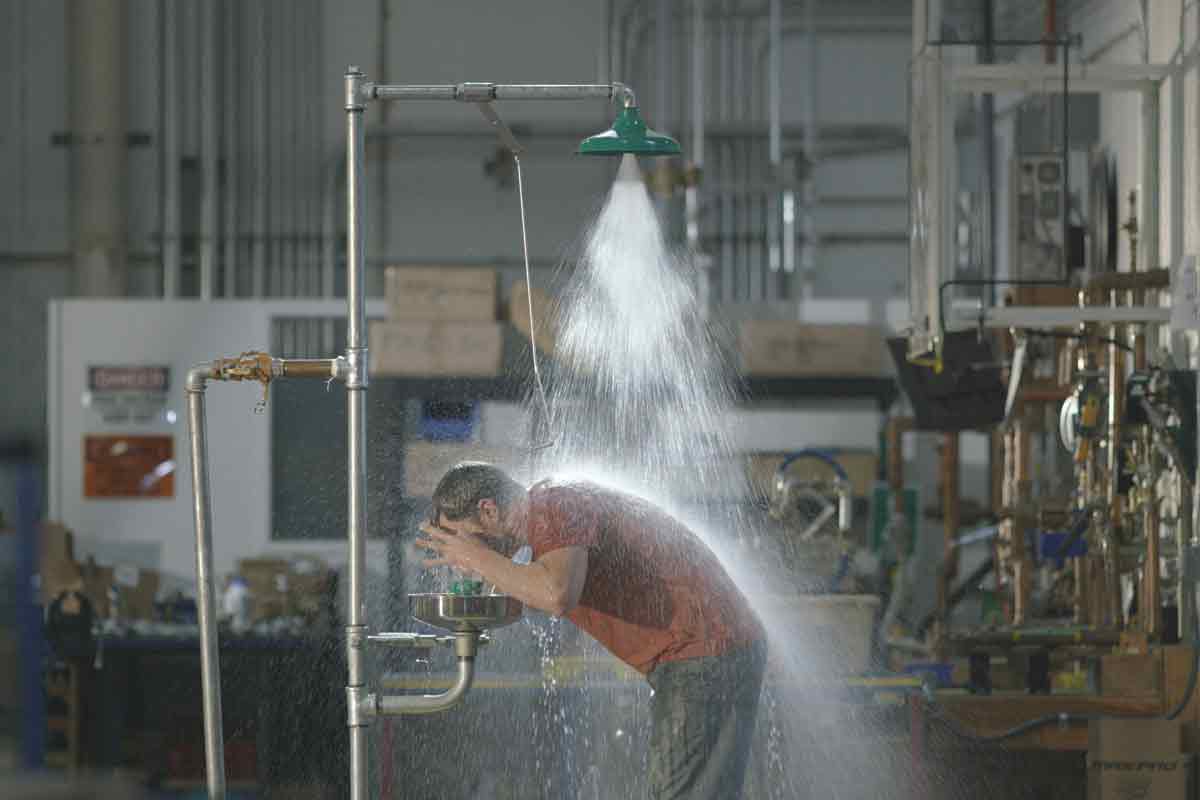 Kombinierte Notdusche mit Augendusche für Sicherheit für alle Einsatzbereiche in der Industrie.