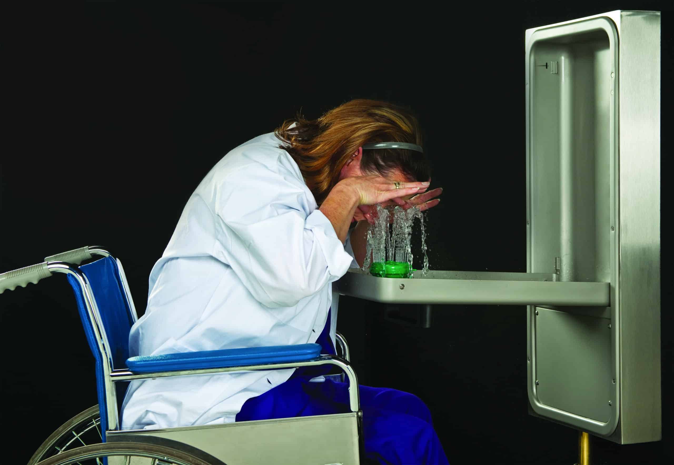 Laveur d'yeux murale sans barrière dans un laboratoire